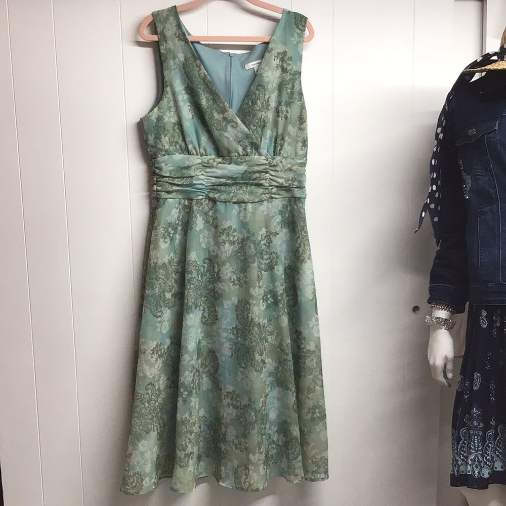 Sleeveless Green Floral V-Neck Midi Dress